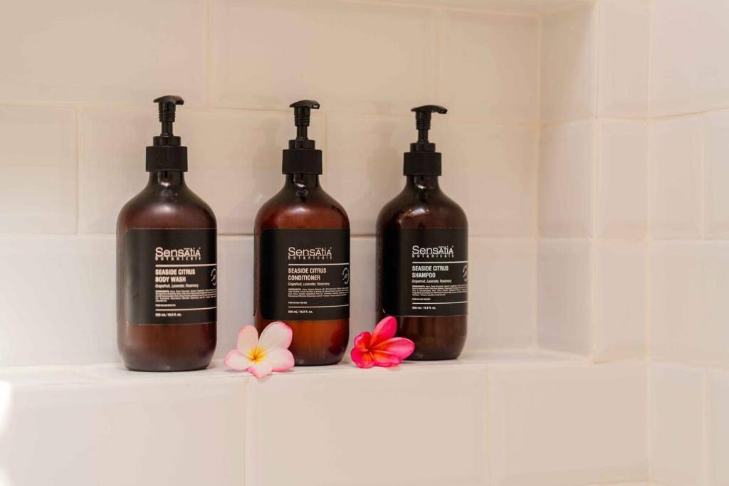 Hochwertige Sensatia Botanicals Pflegeprodukte im Bad der Villa