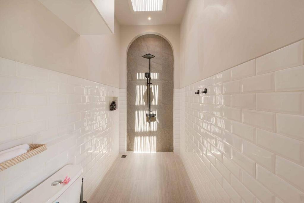 Helles Badezimmer mit Regendusche und Metro-Fliesen in der Amartya Villa 7