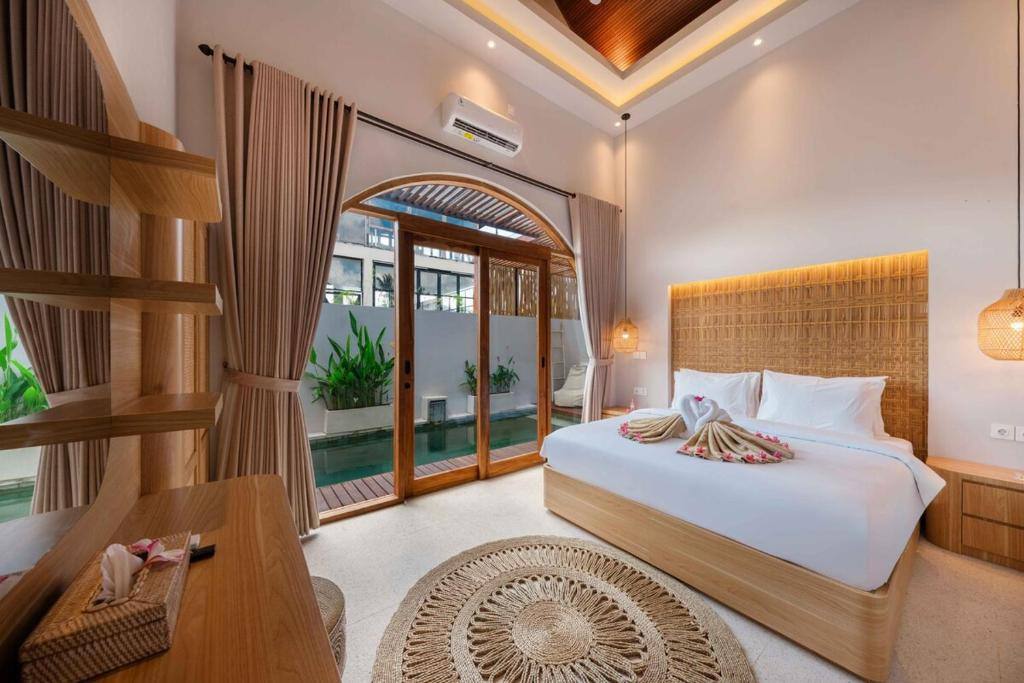 Schlafzimmer mit Bogenfenster und direktem Blick auf den privaten Pool