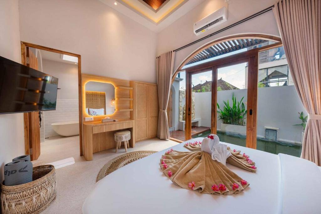 Schlafzimmer-Suite mit Bogentür, Ankleide und Blick auf den Pool