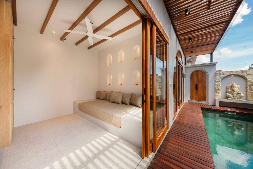 Daybed mit Wandnischen und Terrasse direkt am Pool