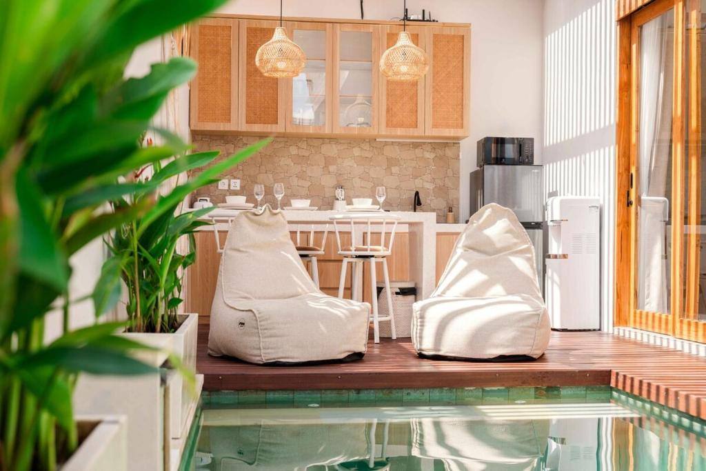 Designer-Poolküche der Villa mit Sitzsäcken und Blick auf den privaten Pool